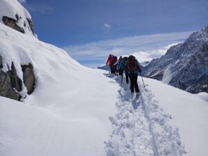 Randonnée en raquette dans la neige en Italie, dans un col