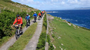 VTT sur une falaise en Irlande